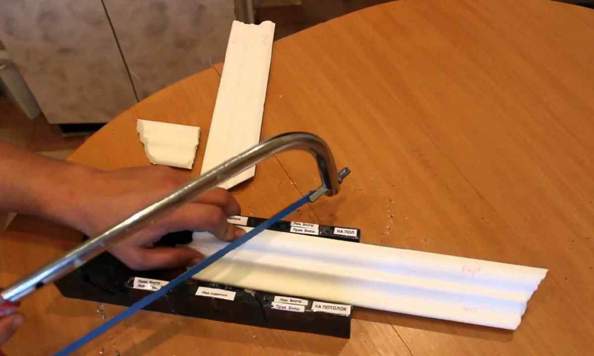 How to glue correctly ceiling plinth