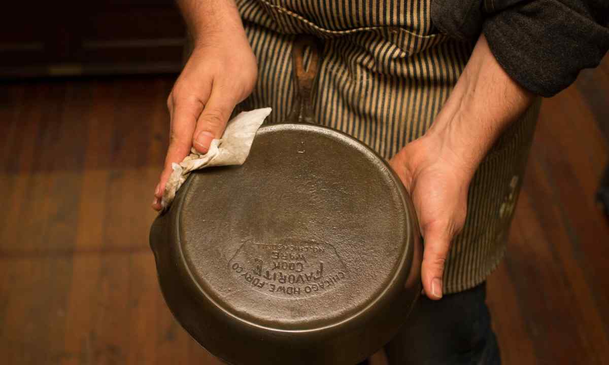 How to clean deposit in frying pan