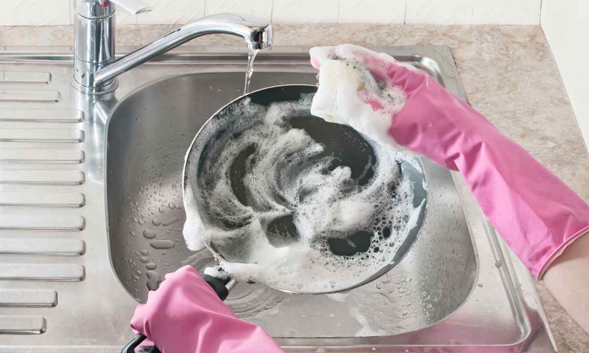 How to wash the enameled pan