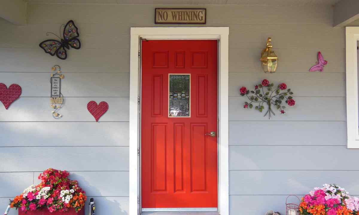 How to decorate door
