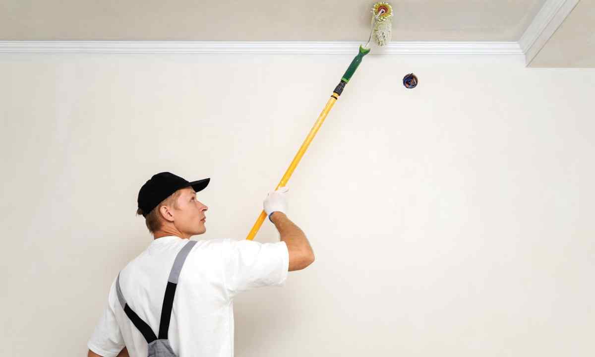 How to paint ceilings with the roller