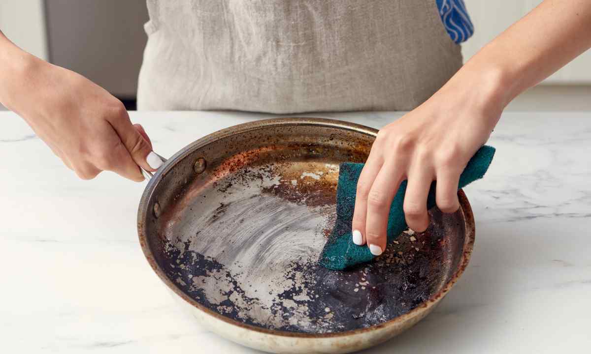How to clean the enameled pan