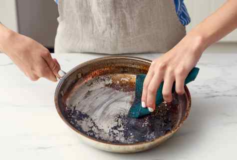 How to clean off the enameled pan