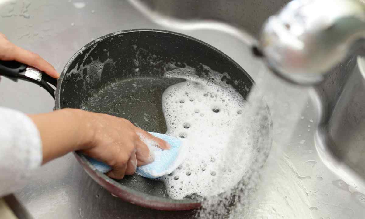 How to clean teflon frying pan?