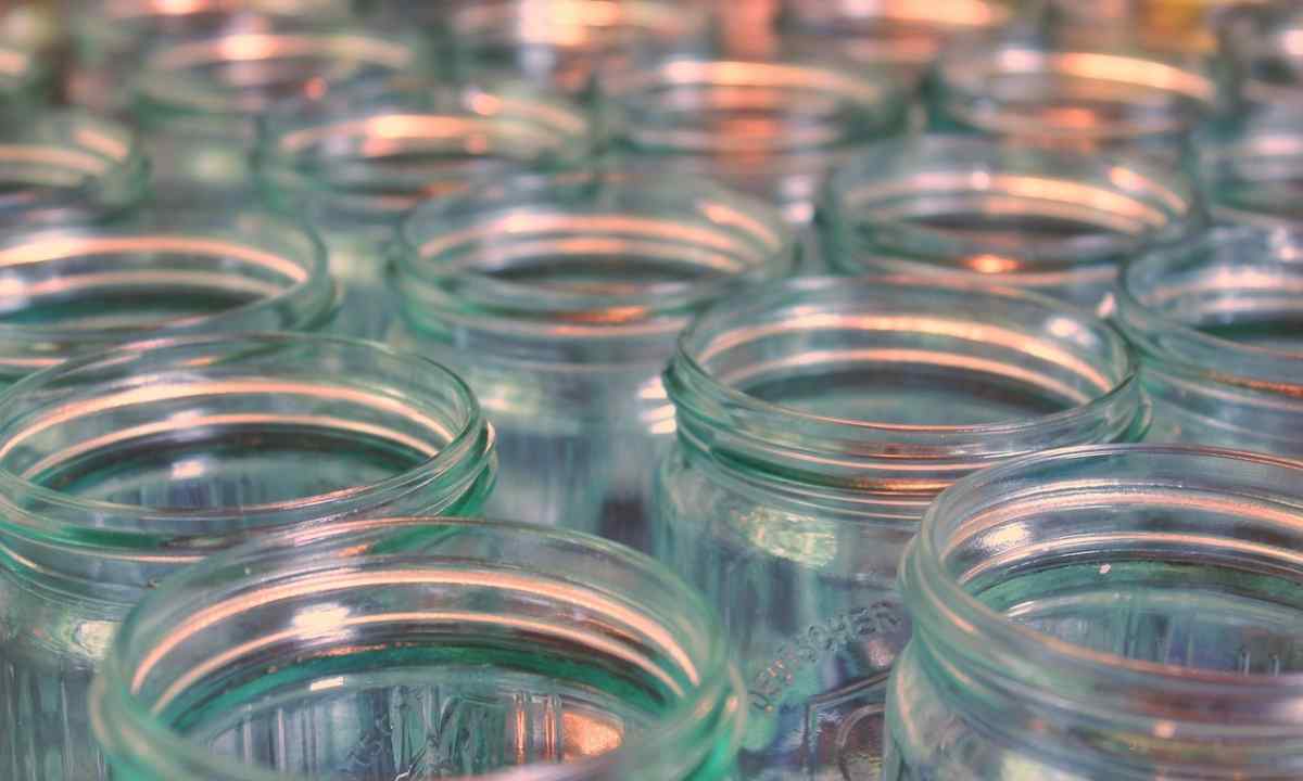 How to sterilize empty jars in the microwave