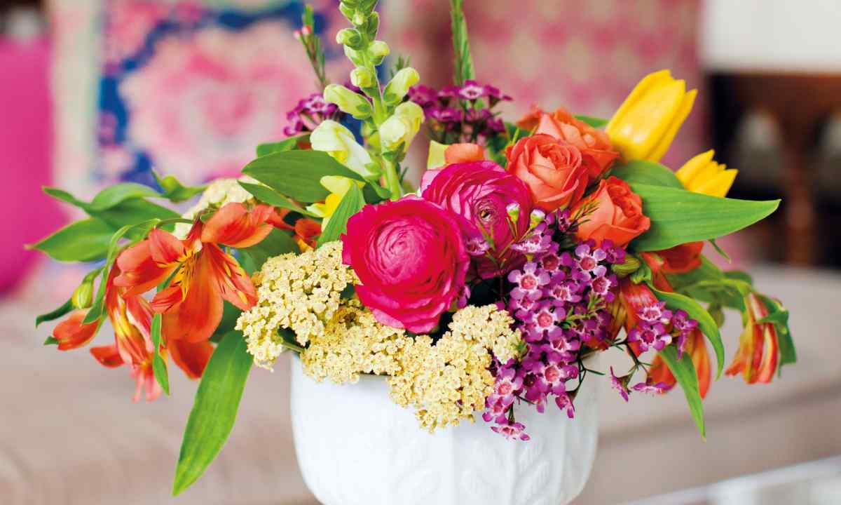 How to decorate the site with flowers