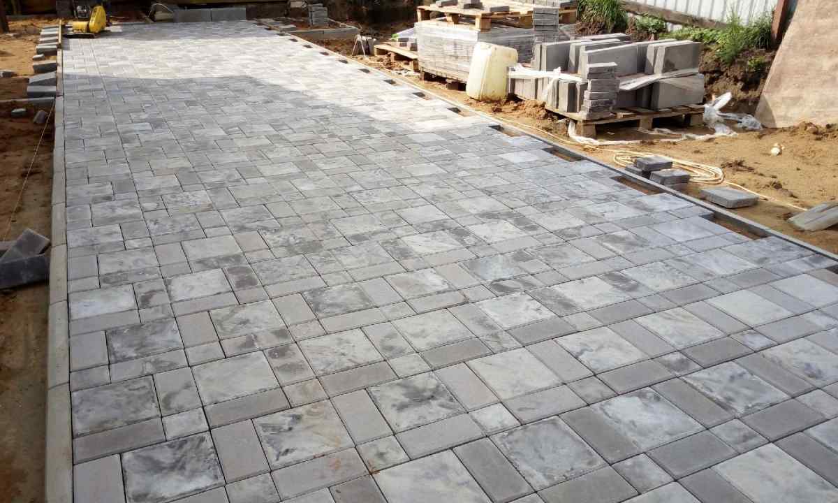 How to spread paving slabs