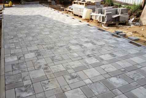 How to spread paving slabs