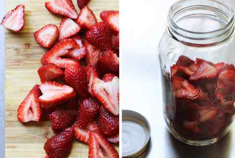 How to water strawberry during fructification