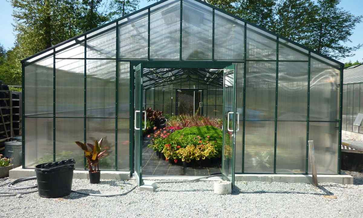 What base to make for the greenhouse of polycarbonate