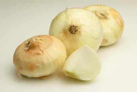 What to do that onions did not turn yellow: folk remedies