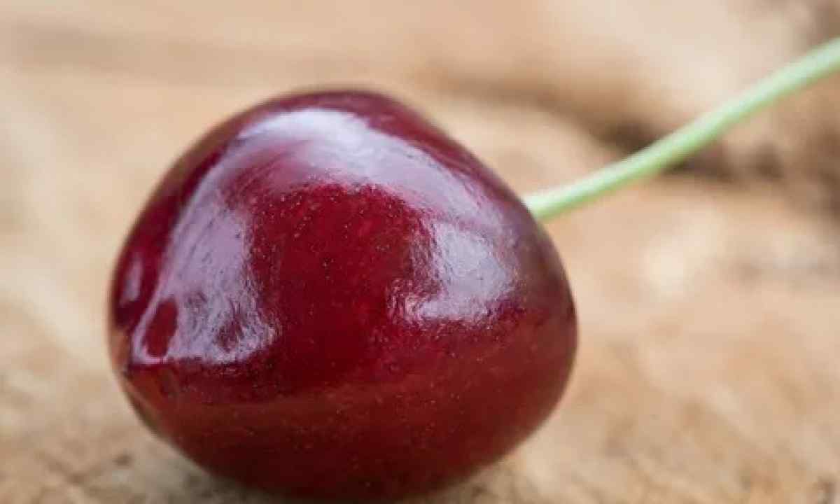 How to cut off sweet cherry