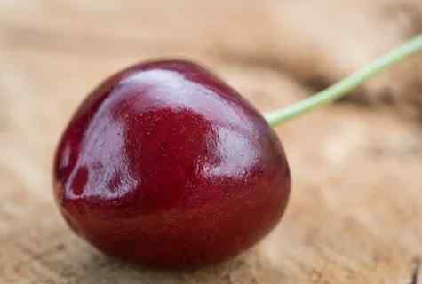 How to cut off sweet cherry