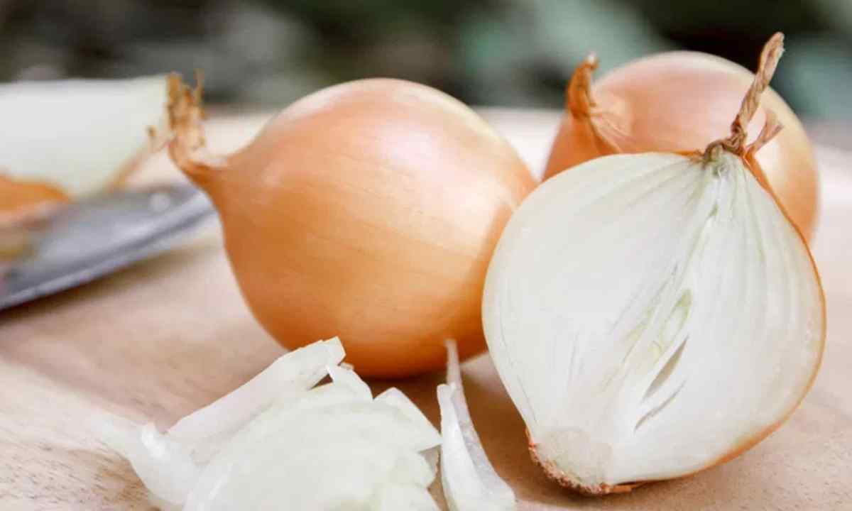 Why onions on bed turn yellow and what to do