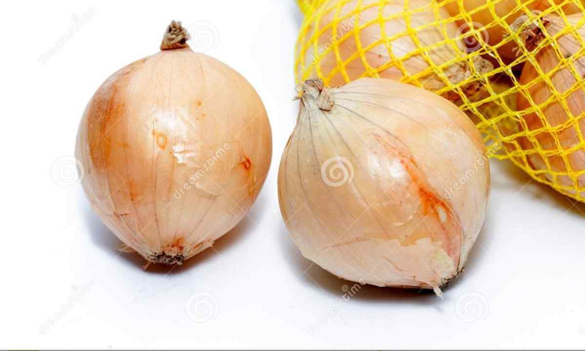 What to do that onions did not turn yellow