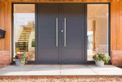 How to accustom neighbors to close door in entrance