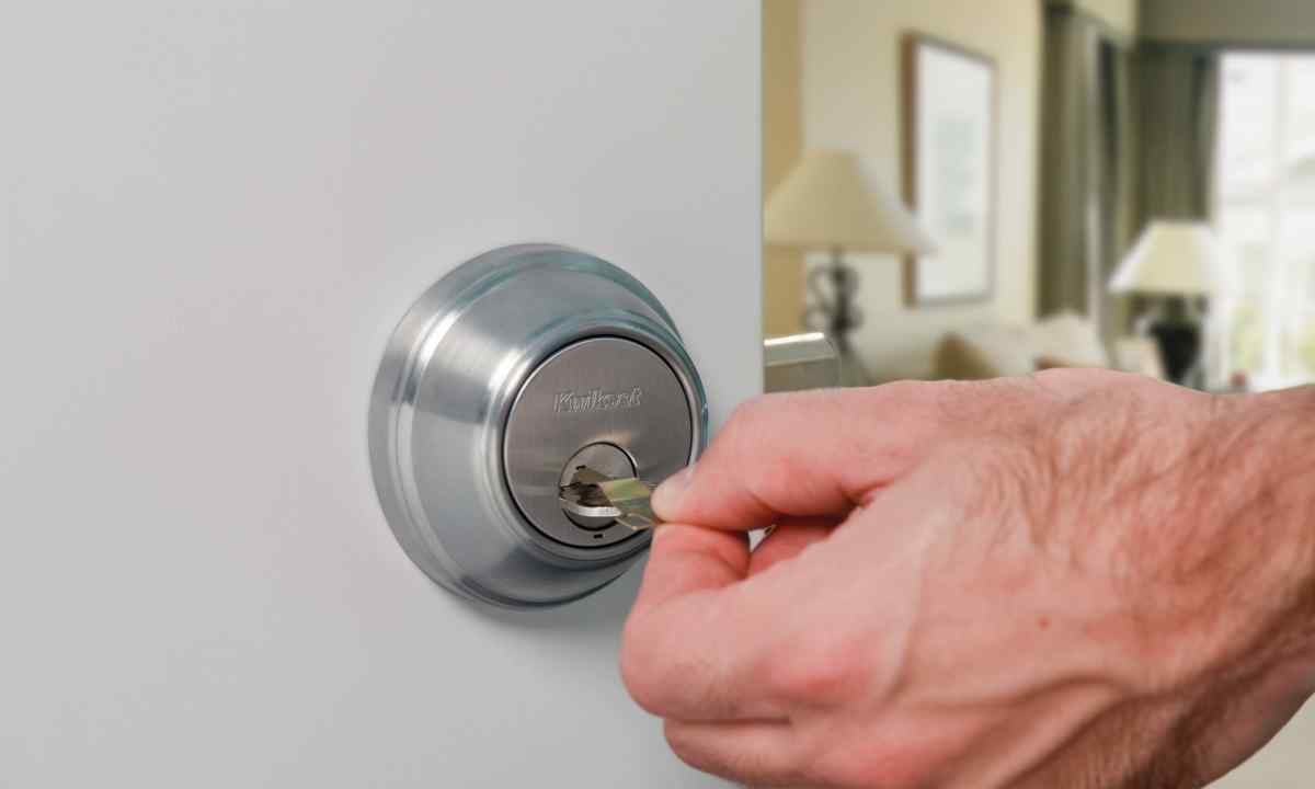 How to put the lock on outer door