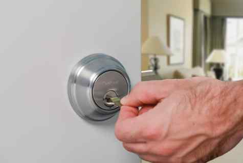 How to put the lock on outer door