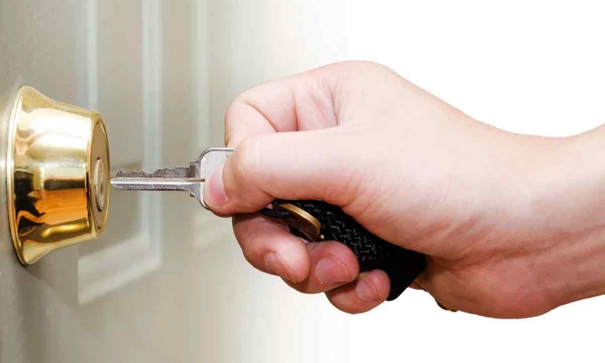 How to put the door lock