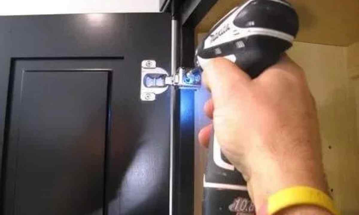 How to adjust metal door