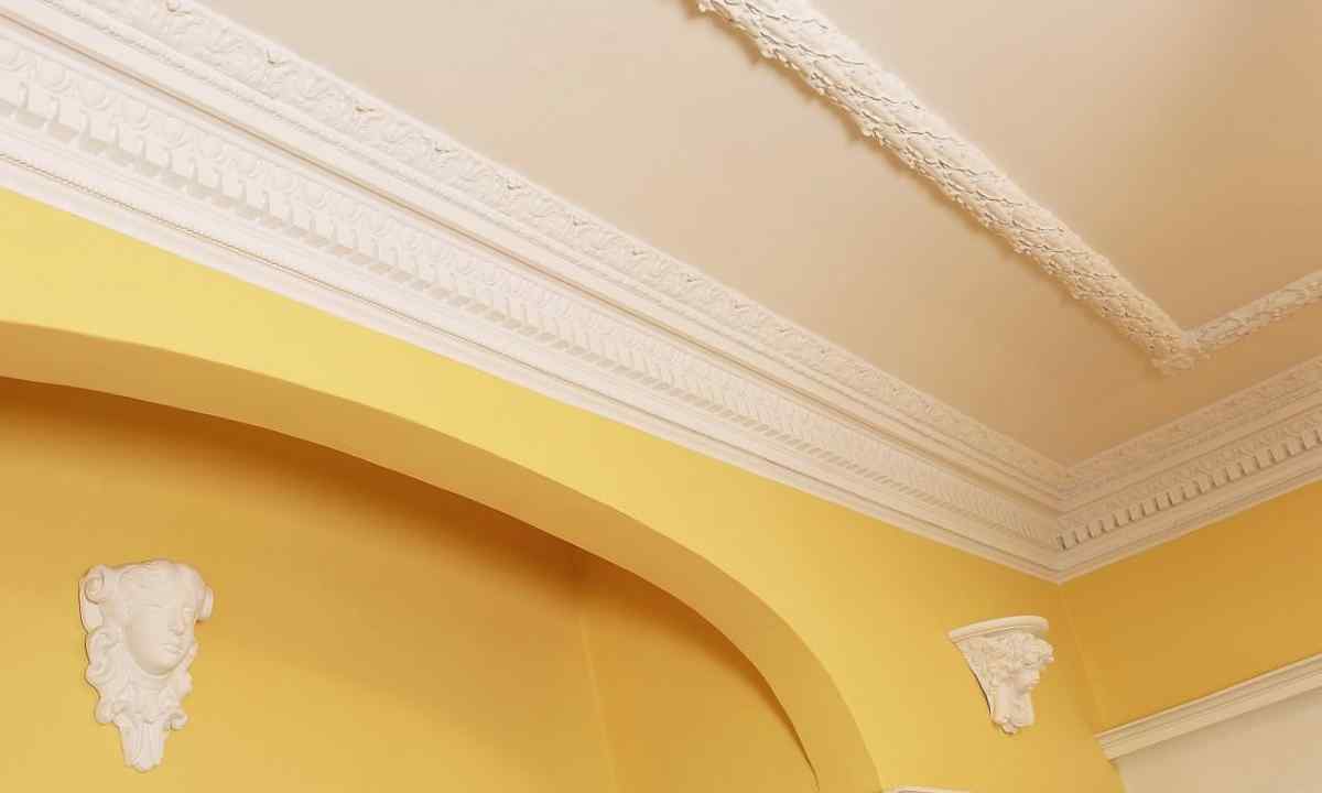 How to cut corners of ceiling plinth