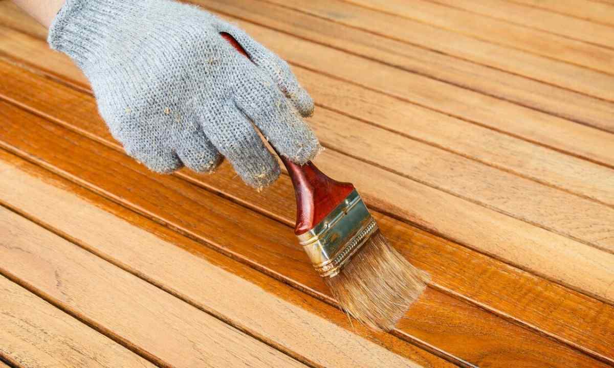 Varnish on tree for external works – beauty of material under reliable protection
