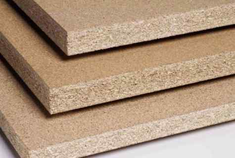 What does the fibreboard differ from chipboard in?