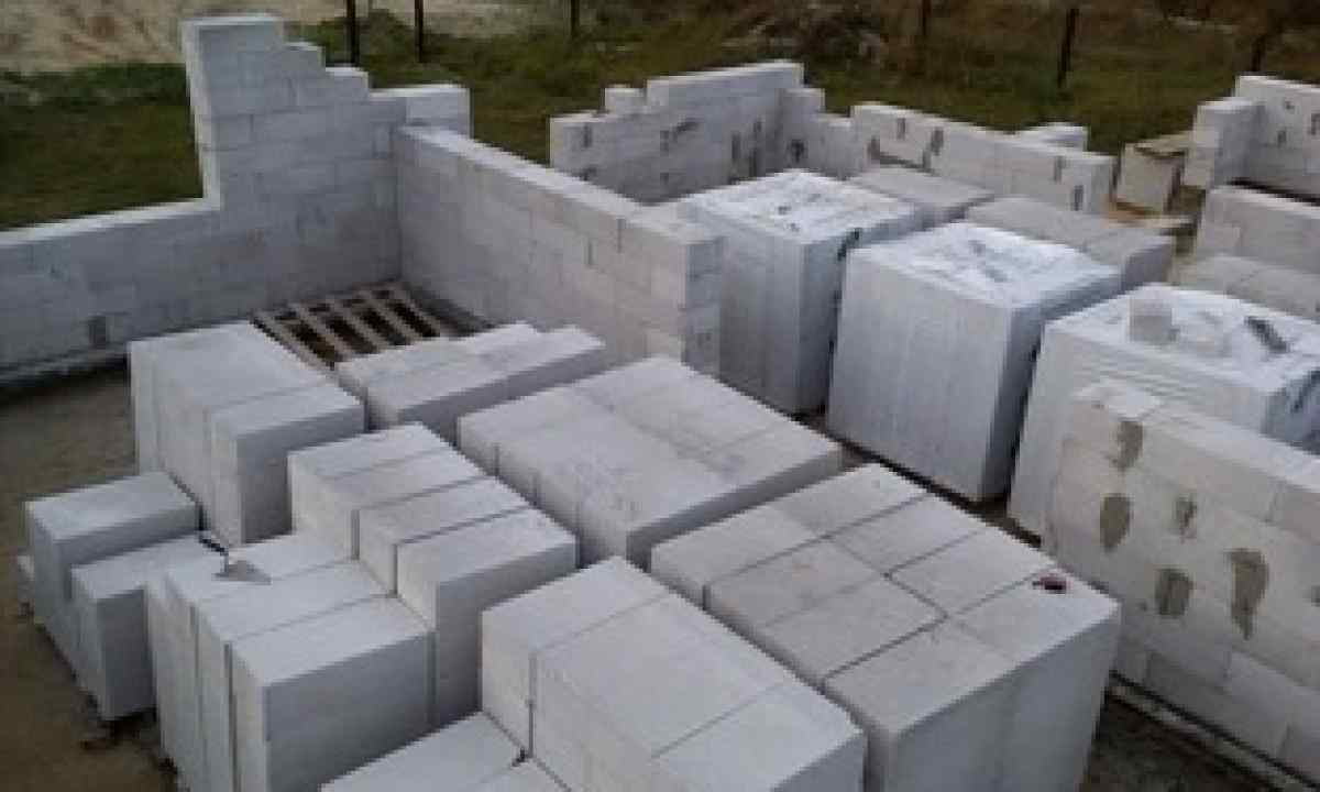 Pluses and minuses of houses from foam concrete block