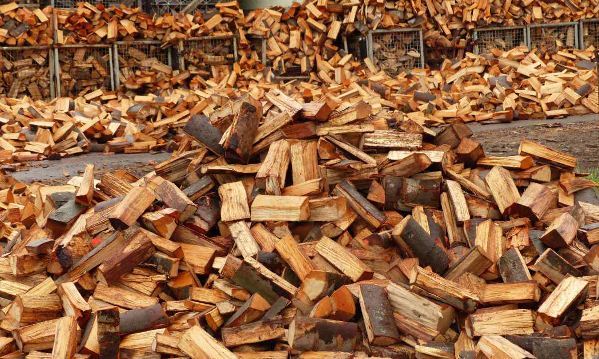 How to cut firewood
