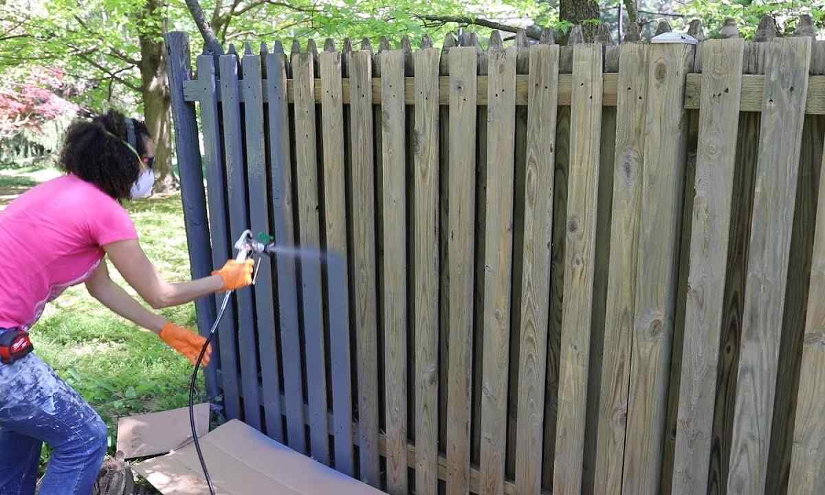 With what paint to paint fence