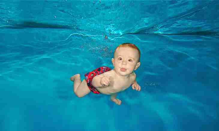 How to practice baby swimming in the pool