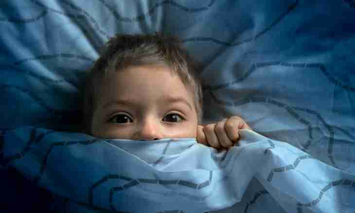 The child sleeps with the slightly opened eyes: norm or deviation