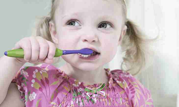 How to brush teeth to children about one year