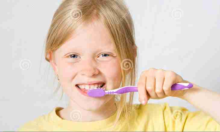 How to involve the child in toothbrushing