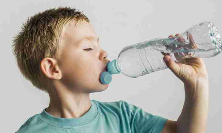 How to accustom the child to drink water