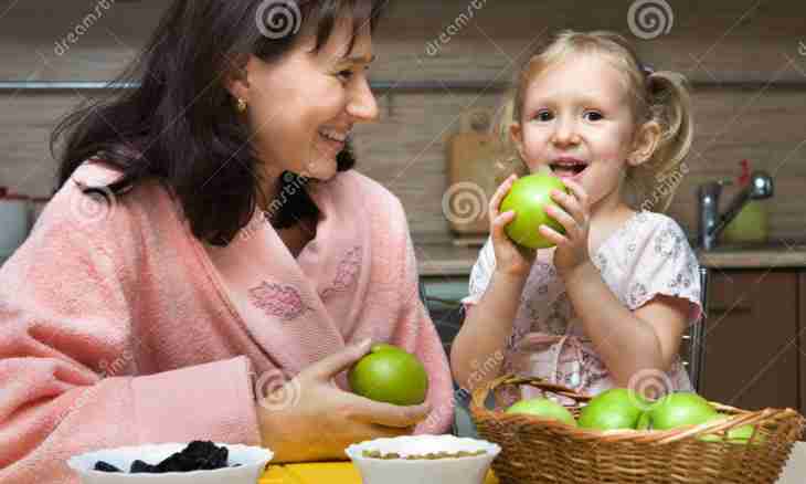 Whether it is possible to feed the child with fruit every day