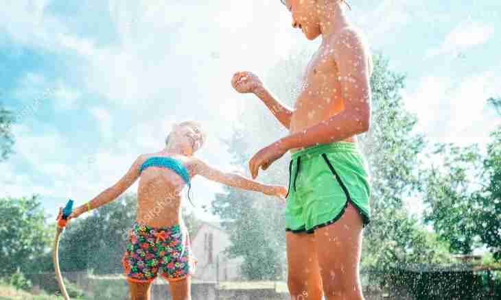 How to ensure safety of children during bathing in the summer