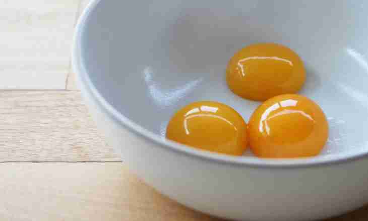When to enter an egg yolk and cottage cheese
