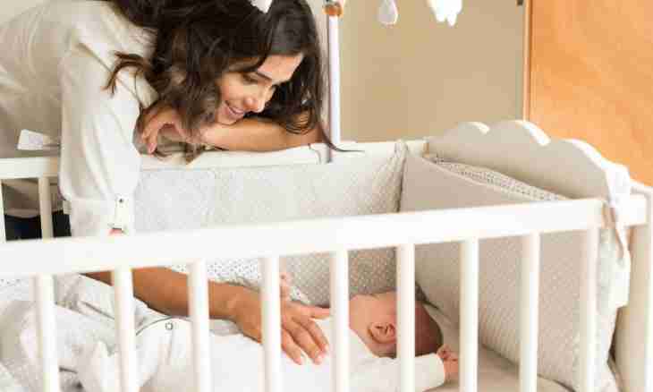 What to do if the baby fell from a bed
