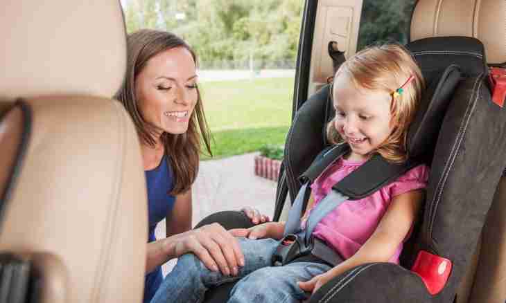 How to seat the child in a car seat