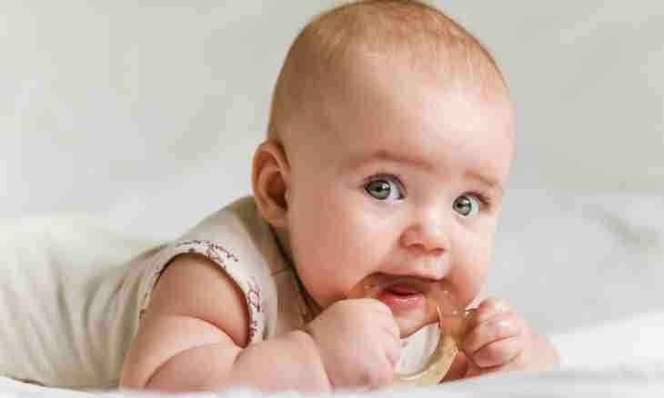 How many temperature at a teething at children keeps