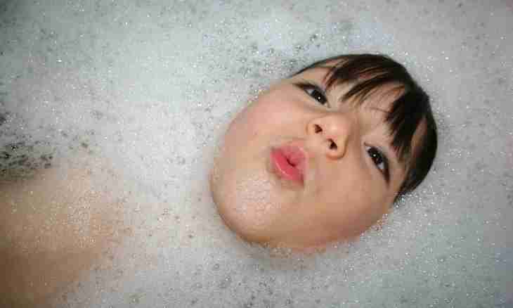 Whether it is possible to bathe the child with a temperature