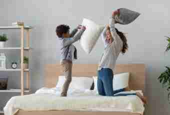 When to give to the child a pillow