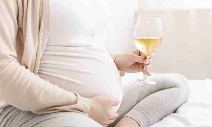 Whether the pregnant woman can drink a glass of wine on a holiday