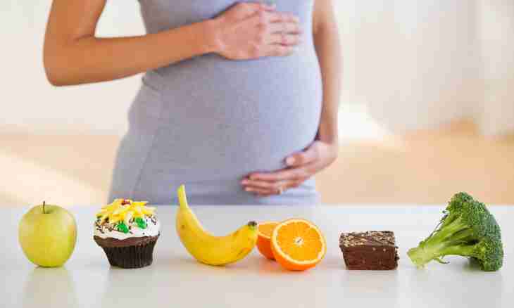 As the fruit in the third trimester of pregnancy develops