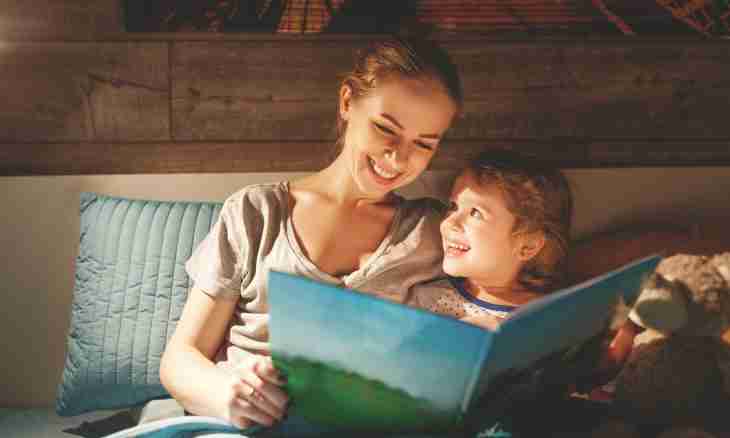 How to teach the child to like to read books
