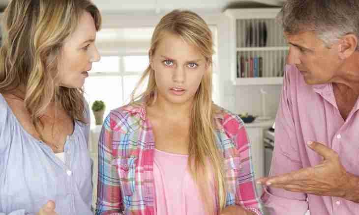 Teenager's conflicts with peers. How to behave to parents