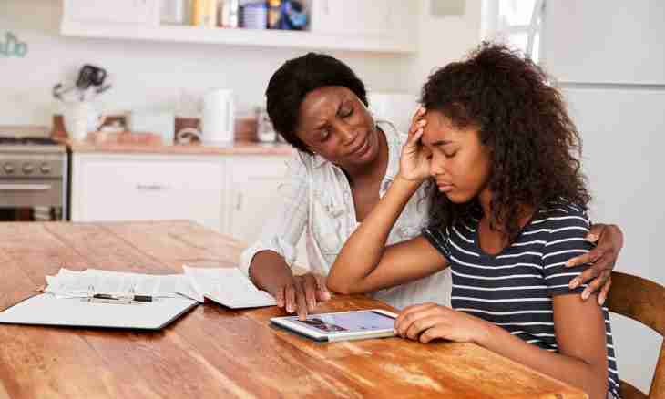 How to help the teenager to overcome shyness