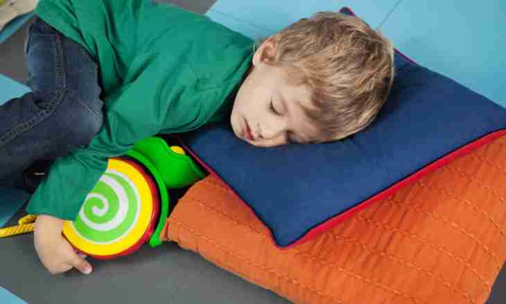 What to do if the child does not sleep in kindergarten