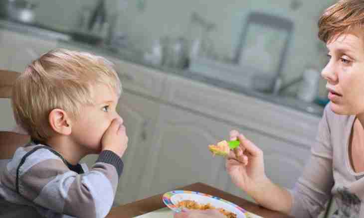 How to teach the kid to eat food independently